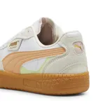 Championes Puma Palermo LaModa, color blanco y durazno, con suela de goma marrón.