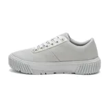 Zapatillas urbanas CAT modelo Amp Canvas para mujer, color gris claro con detalles plateados en la lengüeta y contorno de los cordones. Confeccionadas en lona recubierta en PU, con forro de malla reciclada, plantilla de espuma EVA y suela de goma. Cuentan con tecnología Street Shield repelente al agua.