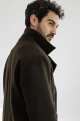 Abrigo de paño azul marino con doble botonadura, cuello con solapas y bolsillos laterales.