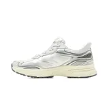 Championes deportivos Hi-Tec modelo Darby Lady, de color beige con detalles dorados y suela de goma marrón. Cuentan con tecnología Memory Foam para mayor comodidad, diseño de malla y refuerzos sintéticos.