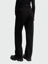 Pantalones deportivos Moncler de corte recto y tiro medio, confeccionados en tejido técnico negro. Presentan cintura elástica con cordón ajustable, costuras frontales marcadas y detalle de logo en el lateral.