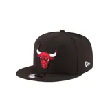 Gorro New Era negro con logo bordado de los Chicago Bulls en el frente y logo de New Era bordado en el lateral.