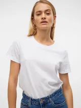 Remera de algodón orgánico con cuello redondo y mangas cortas, de calce regular.