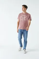 Remera color ladrillo con estampado frontal con la leyenda "BROOKSFIELD CLASSIC BRAND COMPANY TRADE MARK BASED IN TORINO - ITALY - ROAD MARKET EST 1971 REG TM".