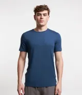 Remera deportiva de hombre con tecnología dry fit, cuello redondo y manga corta. Confeccionada en tejido de poliéster con un toque de elastano, presenta un diseño liso con una pequeña etiqueta aplicada en el dobladillo.