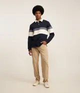 Saco masculino de algodón con diseño de bloques de color en azul marino, gris y blanco. Presenta cuello polo con botones, manga larga y puños ajustados.
