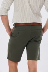 Bermuda clásica azul marino confeccionada en gabardina liviana de algodón con elastano, de corte recto y diseño liso.