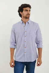 Camisa de manga larga para hombre, con cuello button-down y patrón de rayas verticales finas en tonos azul melange y blanco. Presenta un bolsillo de parche en el pecho y botones marrones.