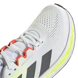 Championes de running Adidas Questar 3, con diseño técnico en malla transpirable color blanco, detalles en verde lima y franjas laterales en gris oscuro. Cuenta con entresuela amortiguada y suela de goma resistente.