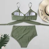 Bikini de dos piezas color fucsia. El top presenta un diseño cruzado en el frente con breteles finos ajustables, mientras que la bombacha es de tiro alto con detalle de frunces laterales.