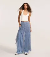 Pollera evasê new midi, confeccionada en encaje, con forro. Diseño con forma de cono, estrecha en la cintura y ligeramente abierta en el largo. El elastano aporta comodidad y capacidad de uso a una gran variedad de prendas, además de ser una fibra resistente.