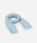 Pañuelo de textura maquinetada en color celeste, con bordes desflecados.