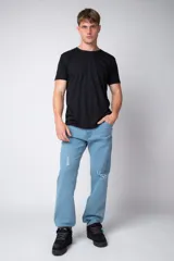 Jean de corte recto y calce relajado, confeccionado en denim de tono azul claro con detalles de roturas y desgaste.