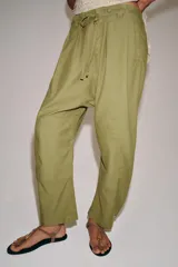 Pantalón jogger ZW Collection confeccionado en mezcla de algodón, color verde militar. Cuenta con tiro medio, cintura con trabillas y cordón ajustable, bolsillos laterales ocultos, rodilleras reforzadas y botones a presión en los tobillos para ajustar la botamanga.