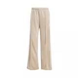 Pantalón deportivo Adidas modelo Firebird de corte holgado y pierna ancha. Presenta cintura elástica, bolsillos laterales con cierre y las icónicas tres tiras de la marca en los laterales. Incluye el logo del trébol bordado en la parte superior.