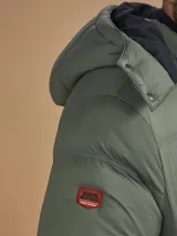 Campera puffer verde militar con capucha, cierre frontal, bolsillos laterales con cierre y un bolsillo de solapa en el pecho.