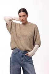 Sweater de tejido de punto grueso con silueta amplia y mangas 3/4. Presenta cuello redondo y un calce relajado.