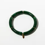 Pulsera elástica con cuentas cilíndricas de resina verde veteada y detalles dorados.