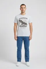 Remera gris melange de manga corta con cuello redondo y estampa frontal de un águila sobre montañas con el texto "Otherside Expedition Co."