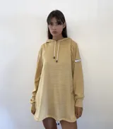 Hoodie oversize de tejido de punto en color amarillo, con capucha, cordones ajustables y etiquetas decorativas en la manga y el puño.