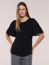 Blusa negra de silueta suelta con escote redondo y mangas cortas plisadas de gasa translúcida. Ruedo curvo a la cadera.