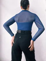 Body de red con cuello alto y mangas largas.