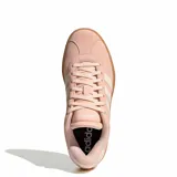 Championes urbanos Adidas modelo VL Court Bold, color rosado con detalles en blanco y suela de plataforma color caramelo. Confeccionados en gamuza con las clásicas tres tiras laterales.
