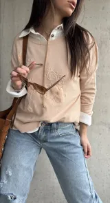 Sweater Carli de tejido de punto en color beige, de manga larga y con delicados bordados florales en relieve en el frente.