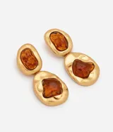 Aros colgantes de metal dorado con diseño orgánico e irregular, con apliques de resina efecto carey en tonos ámbar. Presentan estructura articulada de dos piezas.