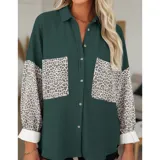 Sobre camisa de pana blanca con detalles en animal print en los bolsillos frontales y en las mangas. Presenta cuello inglés, cierre frontal con botones y corte holgado.