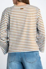 Remera de manga larga con cuello redondo, confeccionada en algodón con elastano. Presenta un diseño de rayas horizontales en color azul marino sobre fondo blanco.