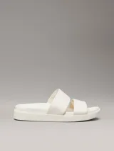 Sandalias planas Calvin Klein color blanco con doble tira ancha con logo jacquard en relieve.
