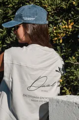 Musculosa reversible color gris de algodón interlock, con hombreras marcadas y diseño sin mangas. Cuenta con estampado tipográfico en la espalda con la marca "Dual" y el texto "Dicotomia Sincronizada".