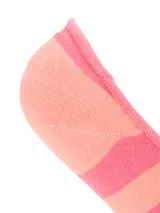 Calcetines invisibles a rayas horizontales rosas y naranjas.