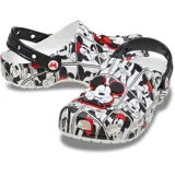 Zuecos clásicos Crocs, color blanco con estampado de cómic en blanco y negro de Mickey Mouse, con detalles en rojo. Cuentan con correa de talón pivotante negra y dijes Jibbitz™ temáticos, incluyendo un dije con la letra 'M' roja.