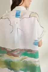 Vestido corto de lino blanco con estampado artístico de paisaje costero, cuello mao y mangas cortas holgadas.