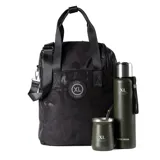 Bolso matero negro con estampado camuflado, confeccionado en poliéster. Cuenta con acceso de cierre doble, dos bolsillos externos con cierre, un bolsillo interno con cierre y dos bolsillos internos abiertos. Tiene correa regulable, asas fijas y compartimentos para notebook y matero.