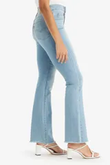 Pantalón de jean celeste claro, corte bootcut, tiro alto y terminación desflecada.