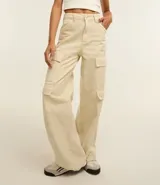 Pantalón wide leg de sarga color marrón chocolate, tiro alto, con bolsillos laterales tipo cargo y etiqueta con lettering en la cintura.