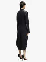 Vestido midi negro de manga larga con cuello camisero y nudo ajustable en la cintura.