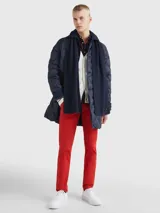 Bufanda larga azul marino de punto canalé, confeccionada en mezcla de algodón orgánico y cachemira.