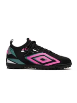 Championes de fútbol Umbro, color negro con detalles en fucsia, turquesa y plateado. Diseño con cordones y suela de goma para césped artificial.