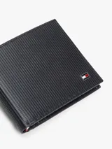 Billetera plegable de cuero con textura acanalada, diseño compacto y logo esmaltado de la marca en la parte frontal.