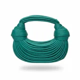 Bolso verde de mano fabricado en eco piel, con un diseño estructurado por múltiples tiras entrelazadas y nudos decorativos en los laterales que forman las asas.