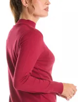 Buzo de tejido de punto color beige, con cuello alto y mangas largas. Presenta un diseño de calce ajustado con puños y ruedo acanalados.