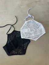 Top de bikini calado, con tirantes finos.