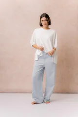 Pantalón celeste de pierna recta y silueta amplia, con cintura elástica y cordón regulable.