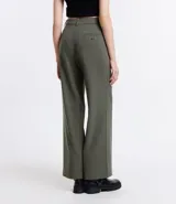 Pantalón de sastrería recto color verde militar, con trabillas en la cintura, cierre de botón y cremallera.