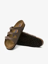 Sandalias Birkenstock modelo Florida de tres correas ajustables con hebillas metálicas. Presentan una plantilla anatómica de corcho y látex con capa de espuma adicional para mayor confort, y suela de EVA. El material superior es Birko-Flor con acabado efecto nubuc.