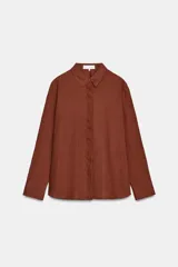 Camisa de lino 100% color terracota, de manga larga y cuello solapa, con cierre frontal de botones.